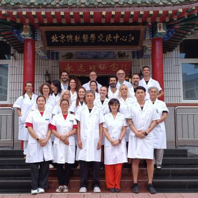 Los profesores chinos con alumnos de Instituto de Medicina China Barcelona, en el Centro De Intercambio De Medicina Tradicional De Beijing,