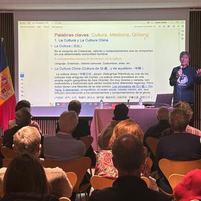 Charla sobre la cultura china y el QiGong médico en la Conferencia Geográfica en Andorra, por el motivo de 30 aniversaria de establecer la relación diplomática entre Andorra y China, por el Dr. Cai Jian y Prof. Yutian