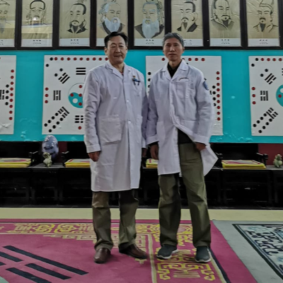 019979Dr. Cai Jian con el Dr. Wan Sujian, Gran maestro de QiGong TuiNa, en el Centro Clínico de Salud y Armonía de Beijing, China0