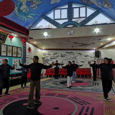 01992023.11.5.  Dr. Cai Jian lleva una clase de práctica de QiGong, en el Centro Clínico de Salud y Armonía de Beijing, China.792
