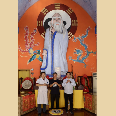 2019.9.2. Dr. Cai Jian con el Dr. Wan Sujian (Gran maestro de QG) y el Maestro Lin Jian (Hijo de la Gran maestra Guo Lin), en el Centro Clínico de Salud y Armonía de Beijing