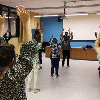 Clase práctica de Qi Gong en la Universidad de Barcelona, impartida por el Prof. Yutian Cai del I.M.C. 2021-10-7