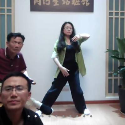 Curso online, de ShaoLin Nei Jin Yi Zhi Chan. con el gran maestro y 19º linaje Que Qiao Sheng, 20º linaje maestro Que Chen Li y la maestra Que Li Ping. Organizado por el IMB. 2021-5-8.