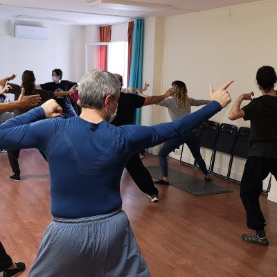 Una clase de Formación del Instructor de Qi Gong, con alumnos reducidos en Octubre de 2020, un año afectado por la Covid-19.