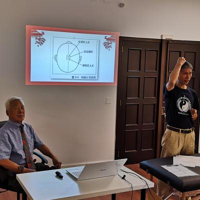 El Dr. Jiao Shunfa (el inventor y gran maestro de Cráneo-puntura) y el Dr. Cai Jian en el Curso de Cráneo-Puntura, organizado por el Instituto de Medicina China de Barcelona. 2019-9-28