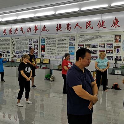 Clases de práctica de Nei Yang Gong con el Dr. Feng Yijian y el Dr. Xiao Yuande, en el Hospital de Qi Gong Médico de Bei Dai He, China. 2019-8-11
