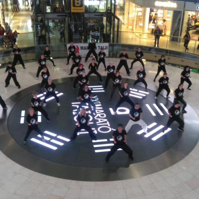 Dr. Cai Jian con profesores y alumnos del Instituto de Medicina China Barcelona, participan el Maratón de Tai Ji de Barcelona. 2019-5-19.