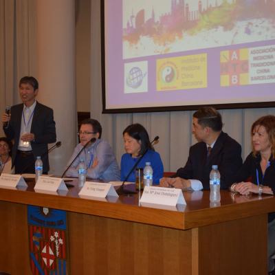 Congreso Internacional de Medicina China en la UB. Dtor. IMC Dr. Cai Jian, Vice Dec. Facultad Medicina de la UB Dr. J.M.Nicolas, Vice Con. China Sra. Lu Cijun, Jefe Delegación China Dr. Yang Youqun, Secretaria SAC Sra. M.José Domínguez. 16-11-2018