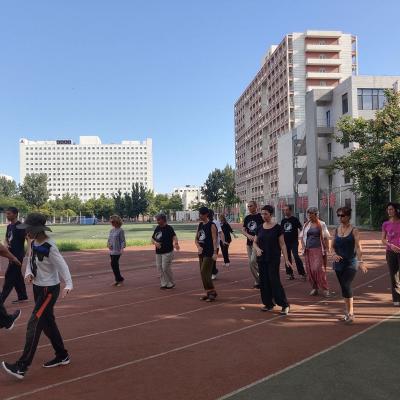 Viaje a Beijing para aprender el Guolin QiGong (QiGong anti Cáncer), la práctica en el Campo de Fútbol de la Universidad de Medicina China de Beijing, agosto de 2018.