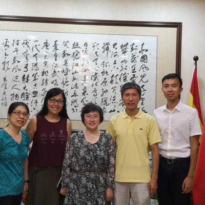 El Dr. Cai Jian, director del I.M.C., y el Sr. Chang Shiru, director del Instituto Confucio de BCN, juntos con los alumnos del curso de Medicina China de la Universidad de Barcelona. 2018-7-6