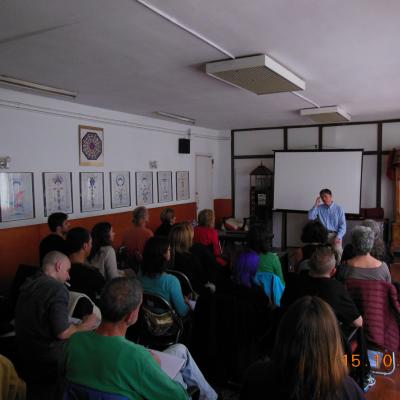 Dr. Cai Jian está dando una clase de Qi Gong en el curso de Formación de Instructor de Qi Gong y de auto TuiNa, 2016-10-15 Barcelona.