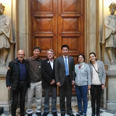 Dr. Cai Jian y Dra. Tian Ying en una Conferencia Internacional de Transplantes, con Cónsul General Chino Tang Heng, Dr. Manyalich de Hospital Clínic, etc. 2016-11-10, Universidad de Barcelona