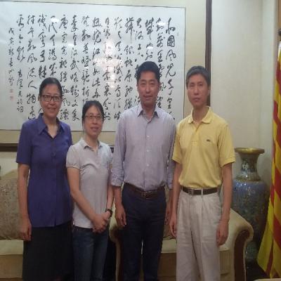 Dr. Cai Jian, Dra. Li Qilin, Dra. Tian Ying de la Asociación de Medicina China BCN con el Cónsul General China Sr. Tang Heng, en un encuentro sobre la Medicina China, en Barcelona 2016-7-25