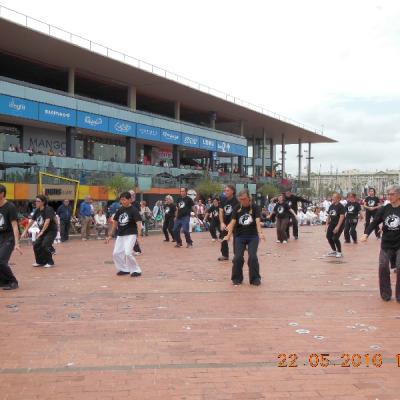 Dr. Cai Jian con alumnos del Instituto de MC en Maratón de TaiJi, BCN 2016-5-22