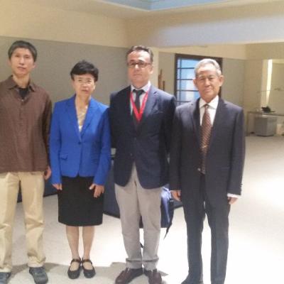 Dr. Cai Jian con la Presidenta She Jing y el Secretario General Li Zhenji de La Federación Mundial de Medicina China en el Congreso de Medicina China de Barcelona, 25-9-2015.