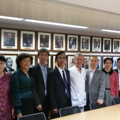 Dr. Cai Jian con el Decano Dr. Francesc Cardellach de la Facultad de Medicina de la UB , el Secretario General Cao Zhengkui de la Asociación China de Medicina China y su delegación, en una visita a la Facultad, 14-10-2015