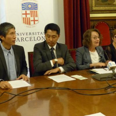 El Cónsul General Tang Heng del Consulado Chino en BCN,  la Vice-rectora María Callejón de la UB, Dra. Montserrat Daban de la Generalidad y el Director Cai Jian del IMC hina, en una conferencia de MC, 14-10-2015.