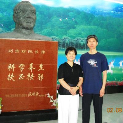 El Dr. Cai Jian  con la Directora Dra. Liu Ya Fei en el museo del Hospital De Qi Gong Médico en Bei Dai He, China, 9-2014