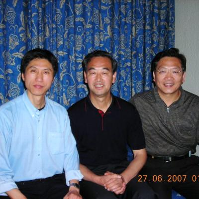 Dr. Cai Jian con Dr. Qiao Wang Zhong, vice-rector de La Universidad de MTC de Beijing, y Dr. Fu Yan Ling, director de Departamento de Asunto Exterior de la misma universidad, Barcelona 2007