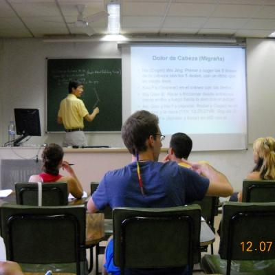 Curso de Tui Na, masaje de Medicina China, en facultad de enfermería del H. Bellvitge, Universidad de Barcelona, 2011. Por Dr. Cai Jian