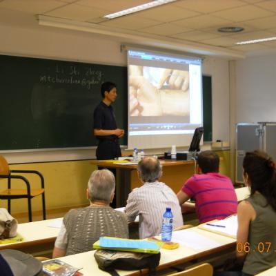 Dr. Cai Jian da una clase de Medicina Tradicional China en International Summer School de la UB, 2012-7