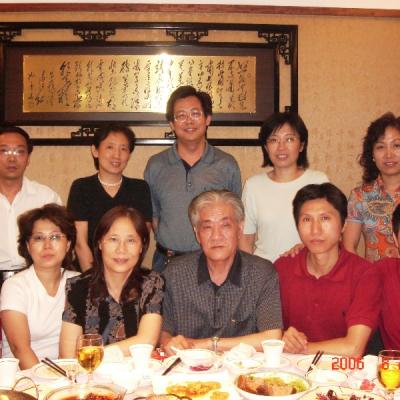 Dr. Cai Jian en una cena con compañeros de universidad de MTC y ex presidente Li Wei Heng de La Federación Mundial de Acupuntores, 2006