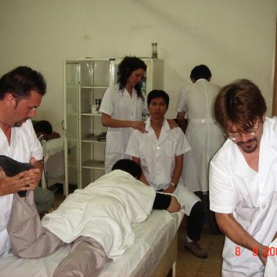 Alumnos de MTC de Barcelona práctica Tui-Na en un hospital de Beijing