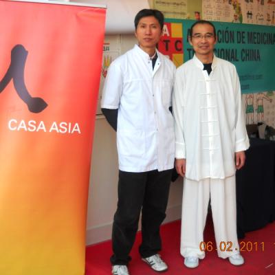 Dr. Cai Jian con maestro de Tai Ji - Qi Gong  Zhu Han Liang en la Feria de Año Nuevo Chino de Barcelona