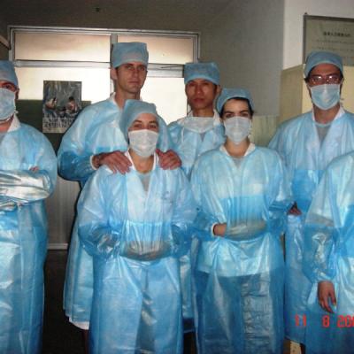 Dr. Cai Jian con los alumnos de MTC visitan a quirúfano en un hospital de Beijing