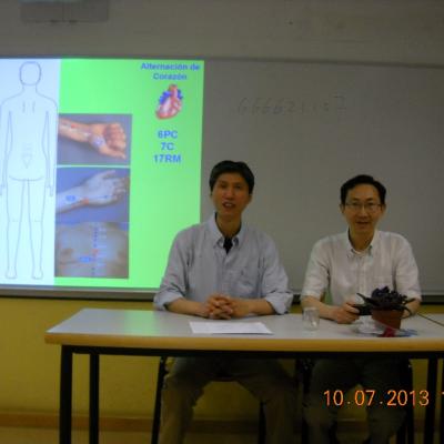 Dr. Cai Jian y Dr. Mao Jianbo en el curso de Medicina Tradicional China de la Universidad de Barcelona, julio de 2013