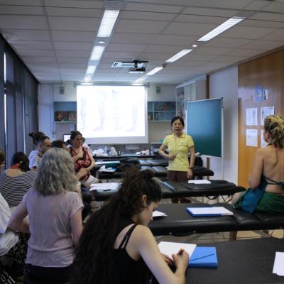 Dra. Tian Ying dando una sesión de Localización de Puntos de Acupuntura en el curso de MTC de la UB, julio de 2013.
