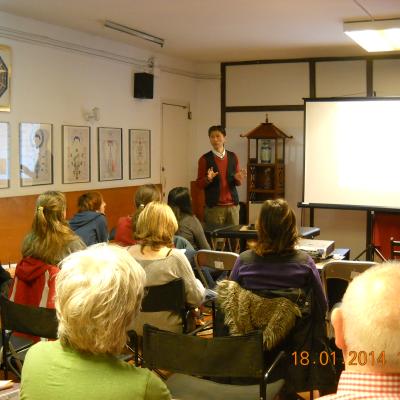 Dr. Cai Jian está dando clase del Curso de Formación de Instructor de Qi Gong y de Auto-masaje de Tui Na, Instituto de Medicina China BCN, Enero de 2014