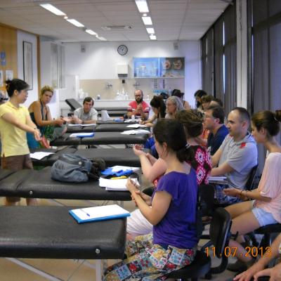Dra. Tian Ying en una clase de acupuntura, del curso de verano de la Universidad de Barcelona, Julio de 2013